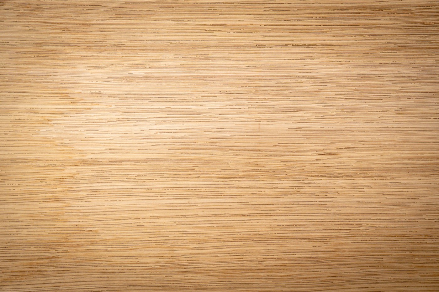 Close-up van gestraald hout met geaccentueerde nerf
