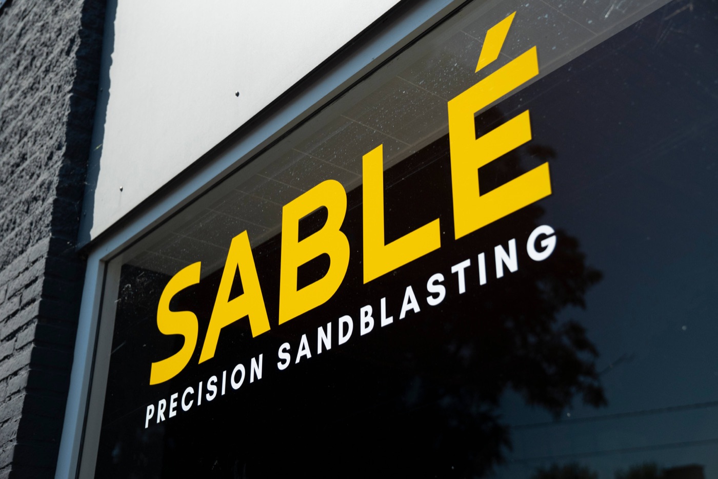 Het Sablé logo op de ruit van het pand in Beveren-Leie